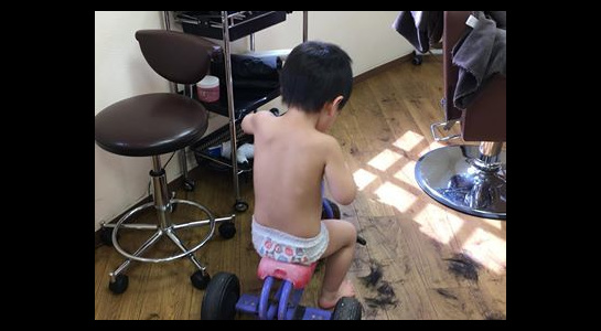 三輪車に乗るこども