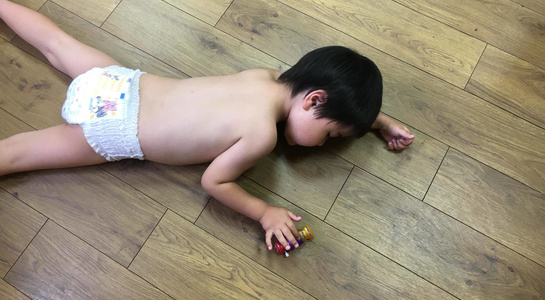 床で遊ぶこども