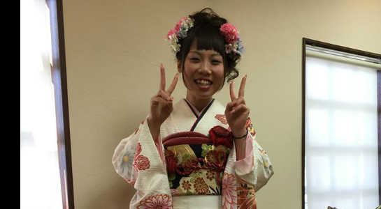 着物ピースサイン